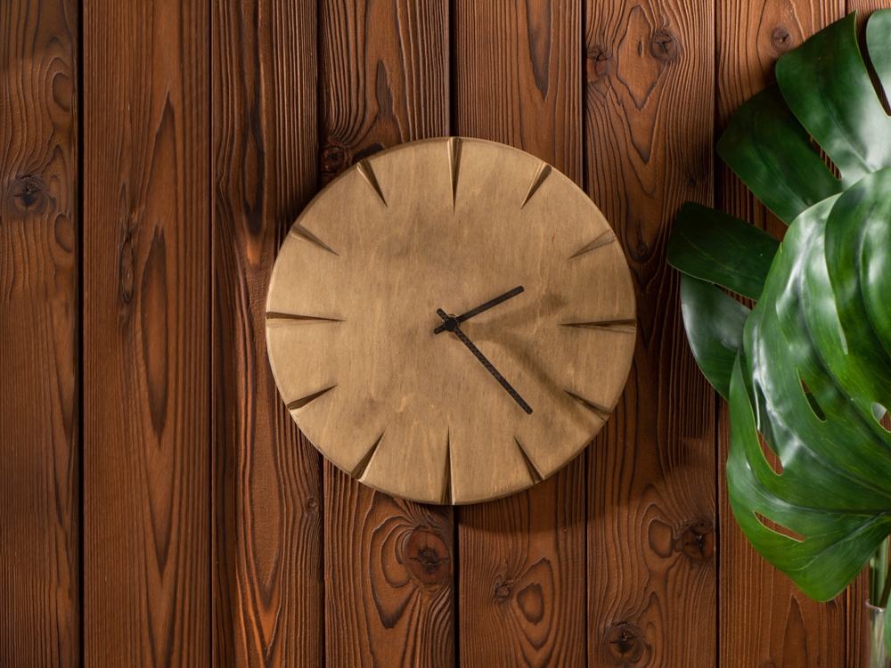 Часы деревянные Helga